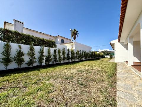 Moradia T5 térrea na Areia com Jardim e Piscina