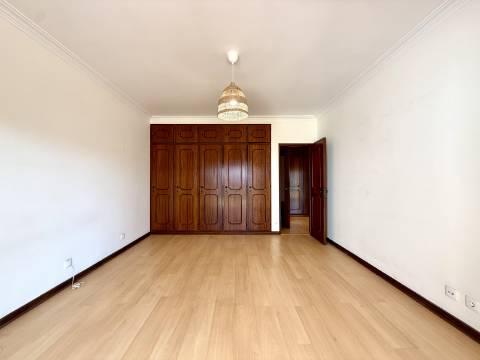 Moradia T5 térrea na Areia com Jardim e Piscina