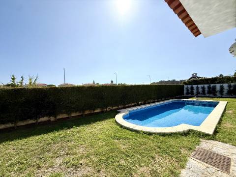 Moradia T5 térrea na Areia com Jardim e Piscina
