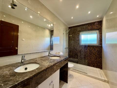 Moradia T5 térrea na Areia com Jardim e Piscina