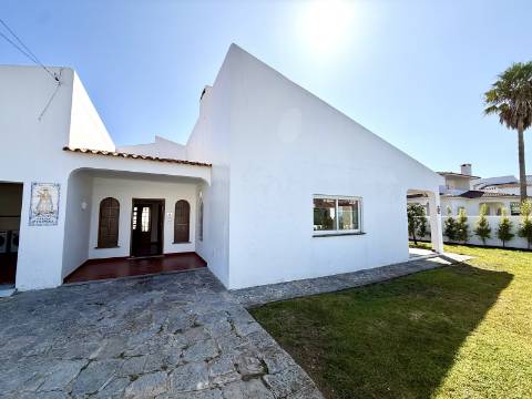 Moradia T5 térrea na Areia com Jardim e Piscina