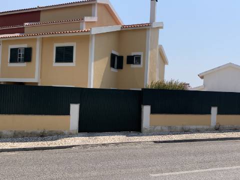 Moradia GeminadaT4 em Albarraque