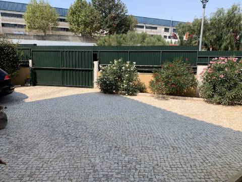 Moradia GeminadaT4 em Albarraque