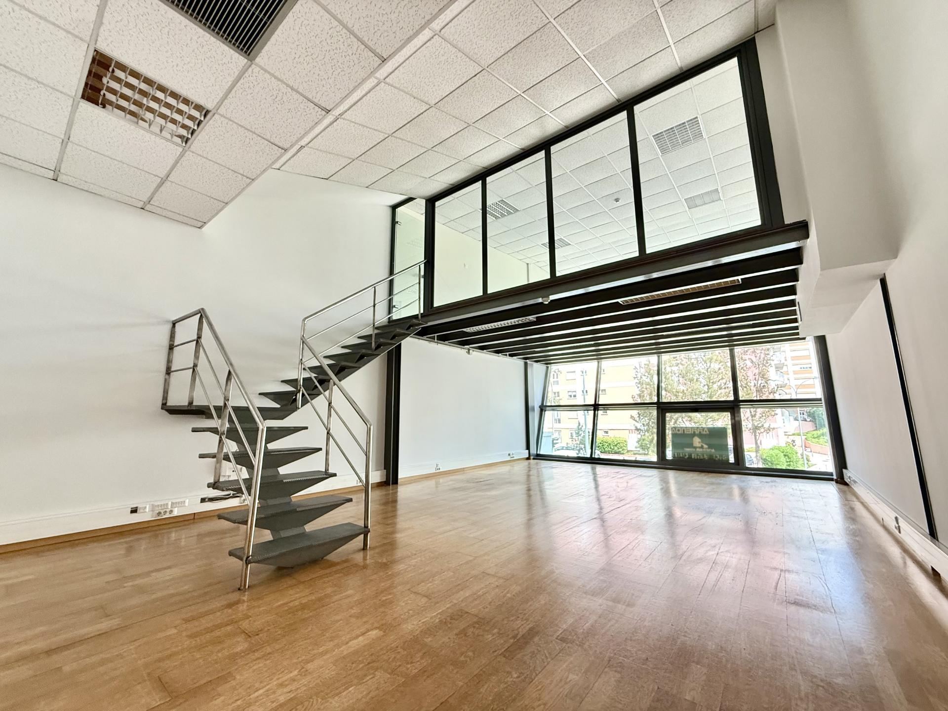 Escritório com 100m2 em Paço de Arcos