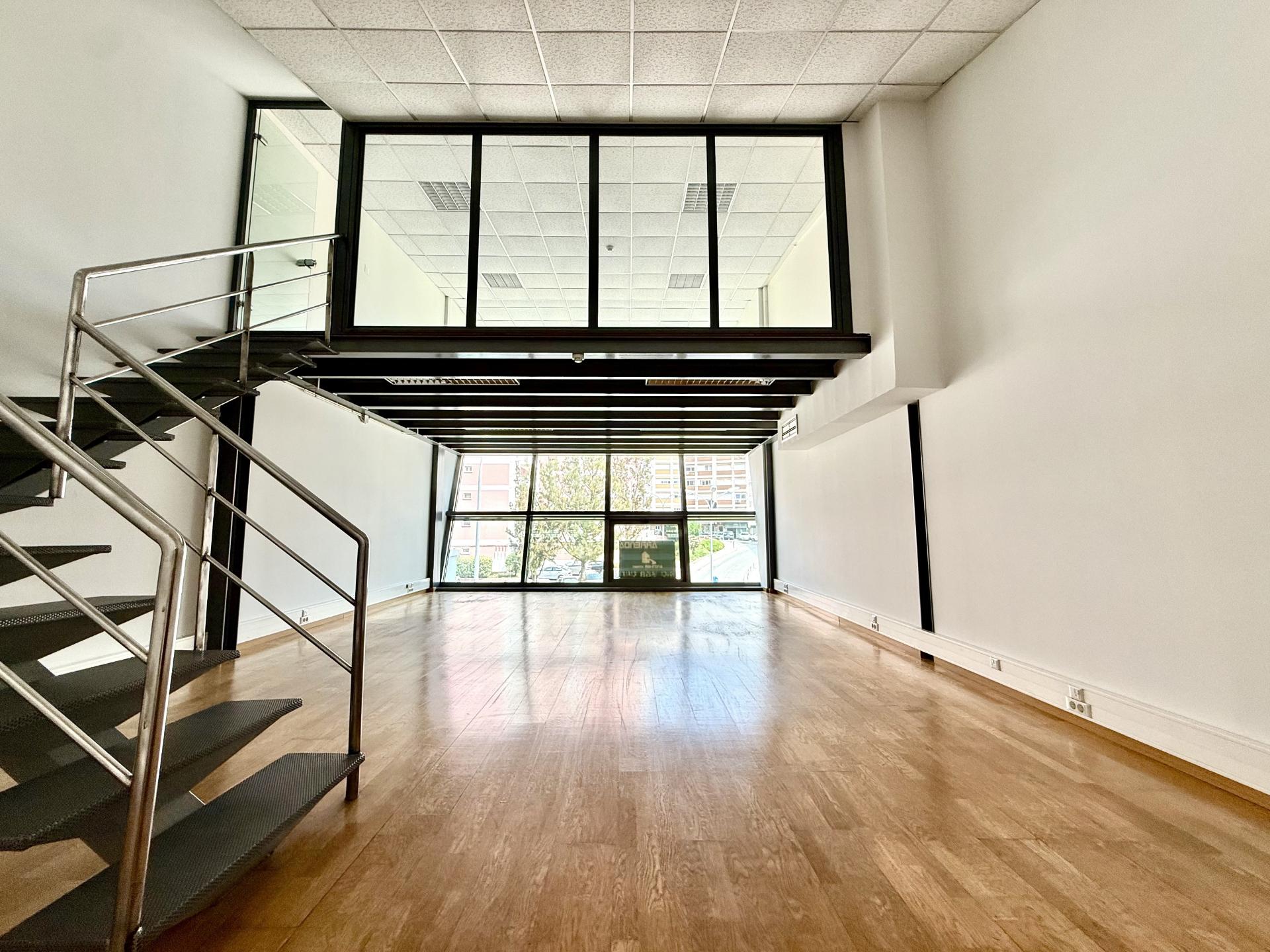 Escritório com 100m2 em Paço de Arcos