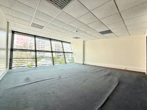 Escritório com 100m2 em Paço de Arcos
