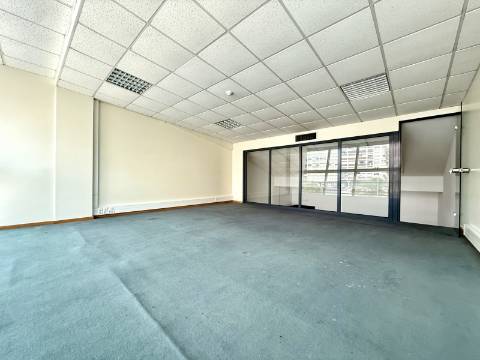 Escritório com 100m2 em Paço de Arcos