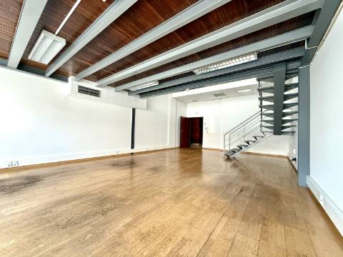 Escritório com 100m2 em Paço de Arcos