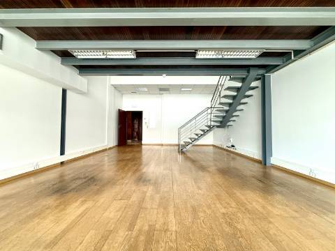 Escritório com 100m2 em Paço de Arcos