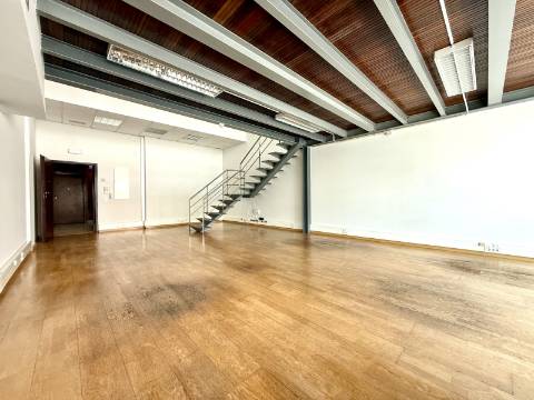 Escritório com 100m2 em Paço de Arcos