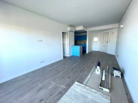 Apartamento T1 totalmente remodelado no centro do Estoril