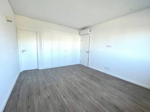 Apartamento T1 totalmente remodelado no centro do Estoril