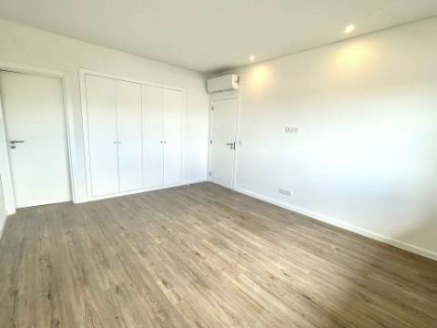 Apartamento T1 totalmente remodelado no centro do Estoril