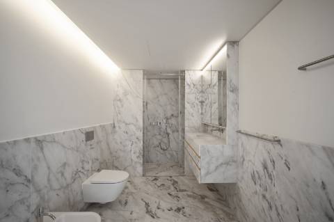 Moradia T4+1 com Jardim Privativo e Vista Mar