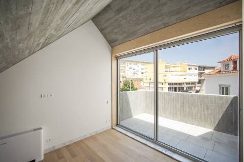 Moradia T4+1 com Jardim Privativo e Vista Mar