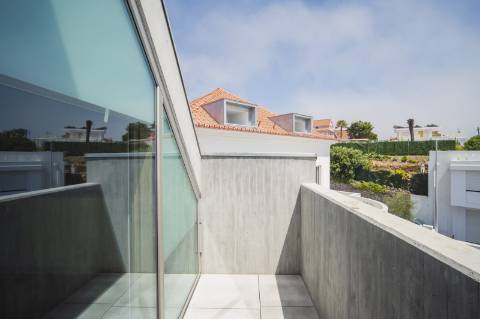 Moradia T4+1 com Jardim Privativo e Vista Mar