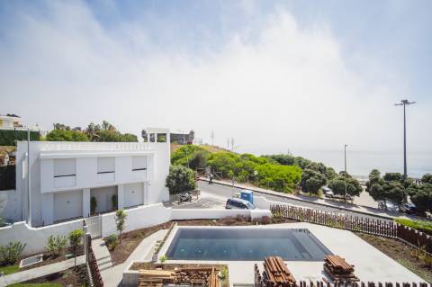 Moradia T4+1 com Jardim Privativo e Vista Mar