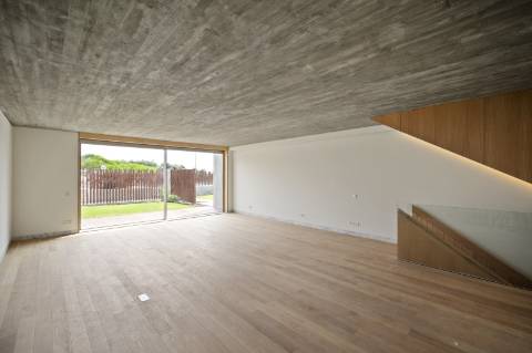 Moradia T4+1 com Jardim Privativo e Vista Mar