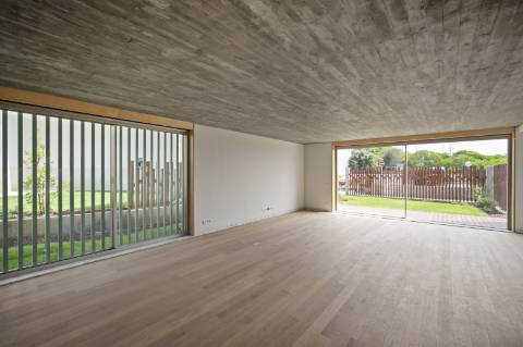 Moradia T4+1 com Jardim Privativo e Vista Mar