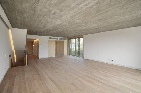 Moradia T4+1 com Jardim Privativo e Vista Mar