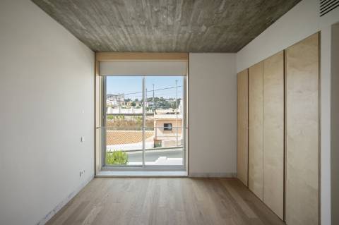 Moradia T4+1 com Jardim Privativo e Vista Mar