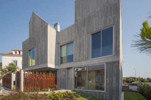 Moradia T4+1 com Jardim Privativo e Vista Mar