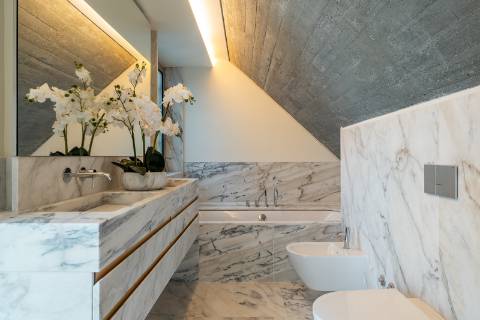 Moradia T4+1 com Jardim Privativo e Vista Mar no Estoril