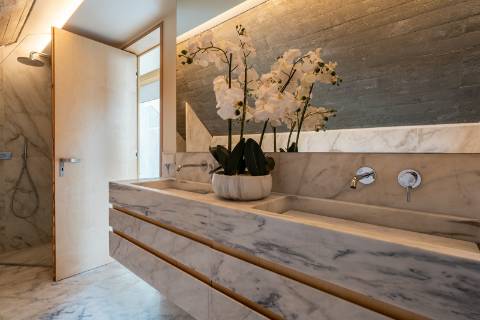 Moradia T4+1 com Jardim Privativo e Vista Mar no Estoril