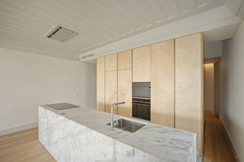 Moradia T3+1 com Jardim Privativo e Vista Mar