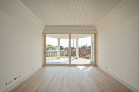 Moradia T3+1 com Jardim Privativo e Vista Mar