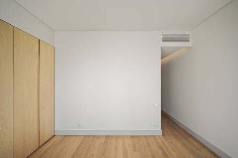 Moradia T3+1 com Jardim Privativo e Vista Mar