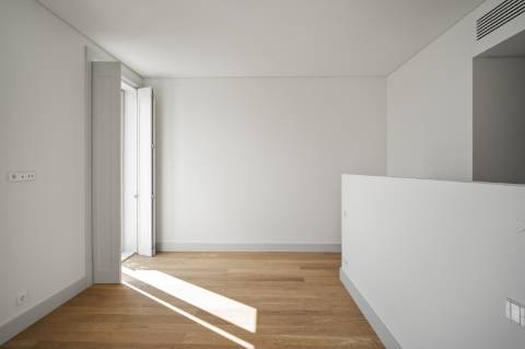 Moradia T3+1 com Jardim Privativo e Vista Mar