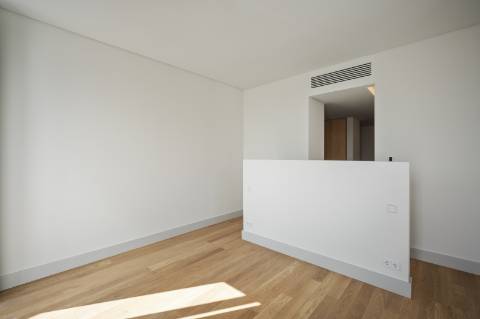 Moradia T3+1 com Jardim Privativo e Vista Mar