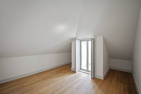 Moradia T3+1 com Jardim Privativo e Vista Mar