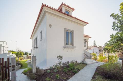 Moradia T3+1 com Jardim Privativo e Vista Mar