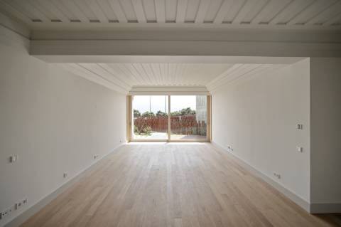 Moradia T3+1 com Jardim Privativo e Vista Mar