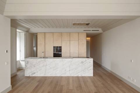 Moradia T3+1 com Jardim Privativo e Vista Mar