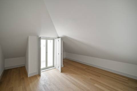 Moradia T3+1 com Jardim Privativo e Vista Mar