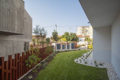 Moradia T3+1 com Jardim Privativo e Vista Mar