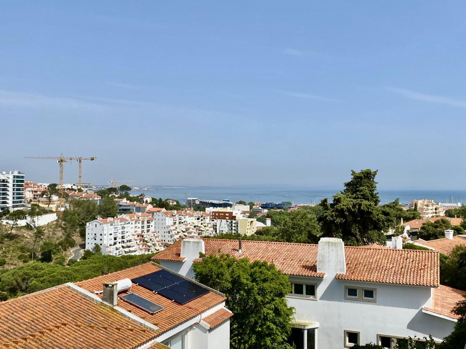 Penthouse T2 totalmente remodelada com vista mar e serra de Sintra