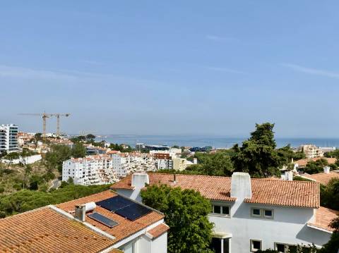 Penthouse T2 totalmente remodelada com vista mar e serra de Sintra