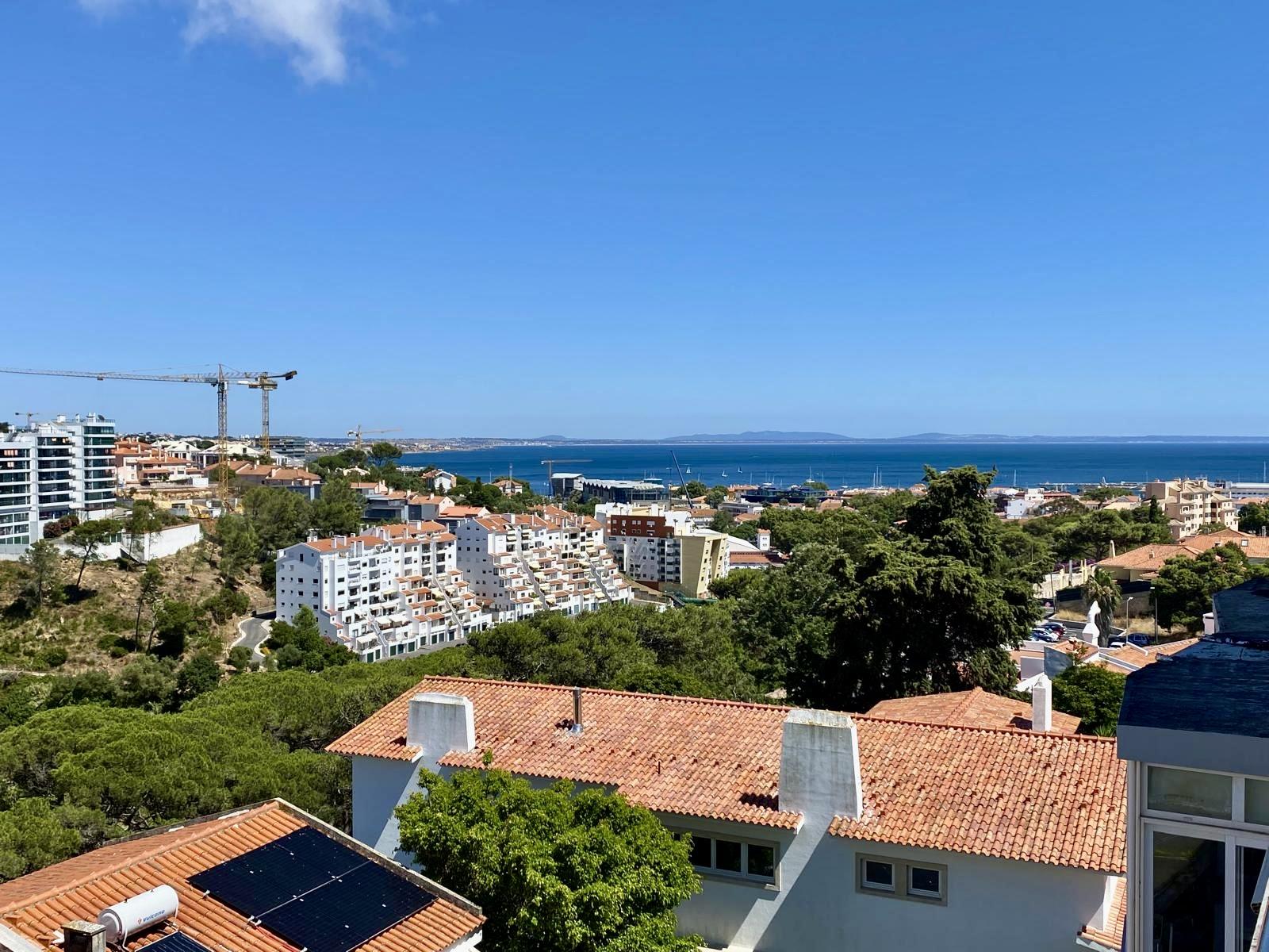 Penthouse T2 totalmente remodelada com vista mar e serra de Sintra