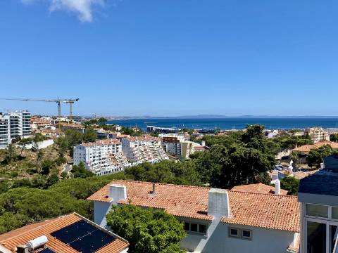 Penthouse T2 totalmente remodelada com vista mar e serra de Sintra