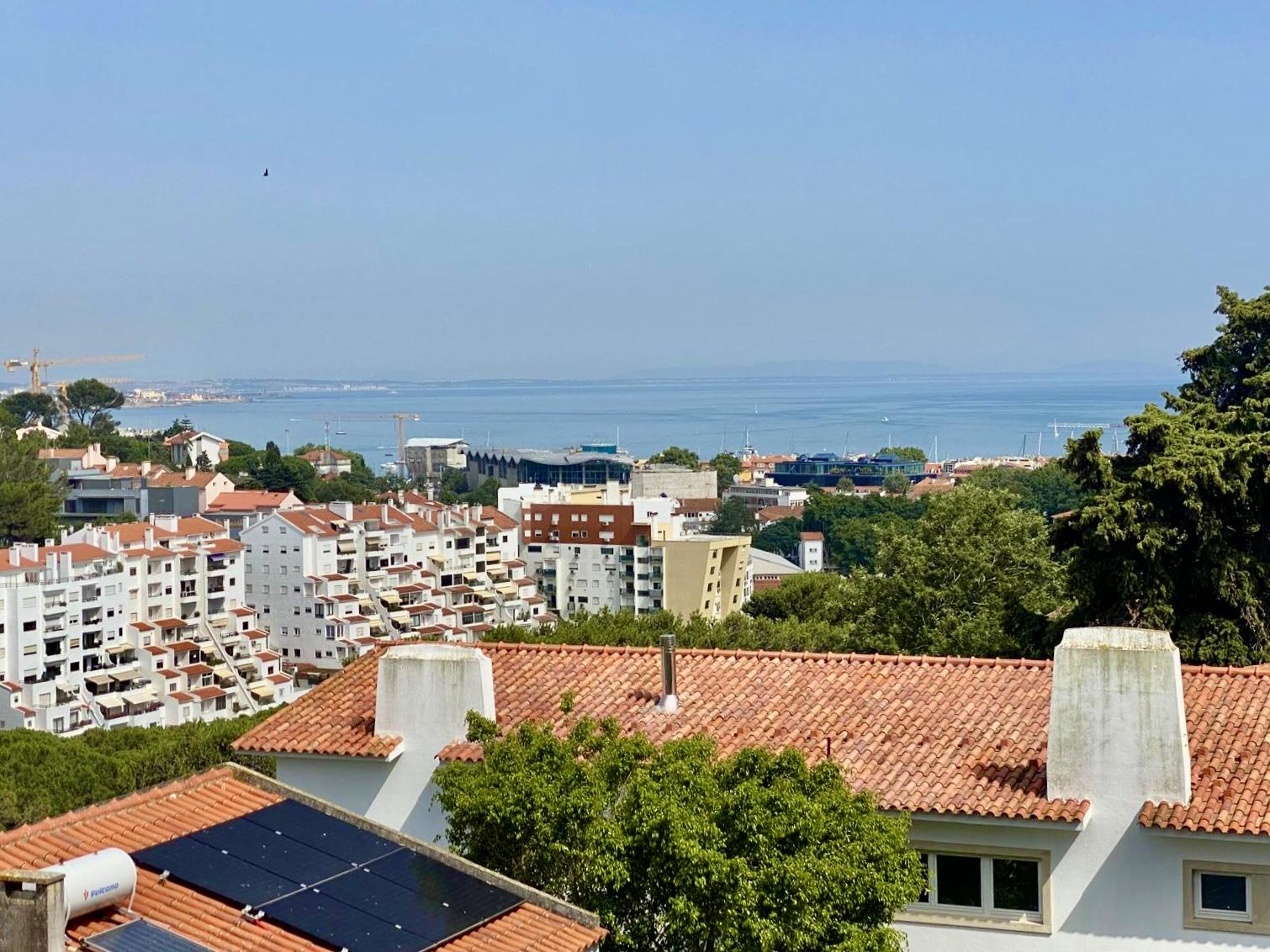 Penthouse T2 totalmente remodelada com vista mar e serra de Sintra
