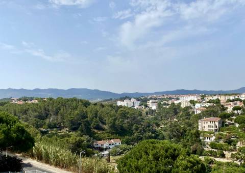 Penthouse T2 totalmente remodelada com vista mar e serra de Sintra
