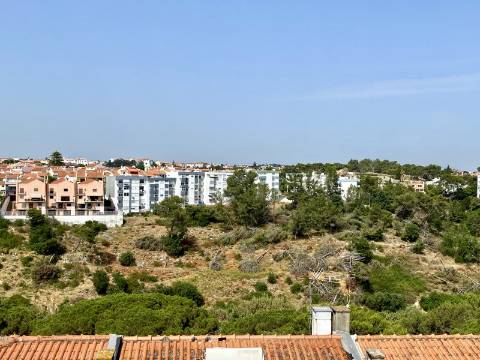 Penthouse T2 totalmente remodelada com vista mar e serra de Sintra