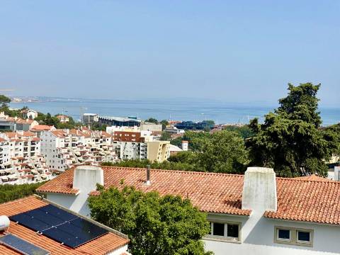 Penthouse T2 totalmente remodelada com vista mar e serra de Sintra