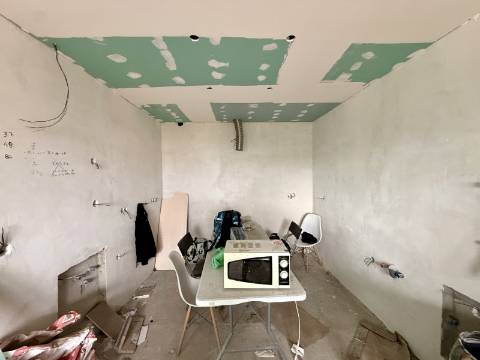 Penthouse T2 totalmente remodelada com vista mar e serra de Sintra