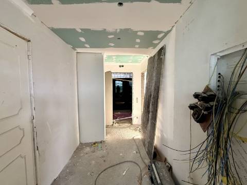 Penthouse T2 totalmente remodelada com vista mar e serra de Sintra