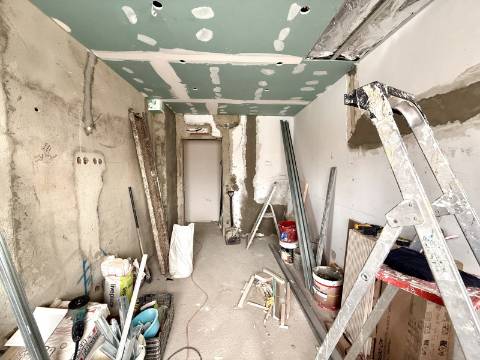 Penthouse T2 totalmente remodelada com vista mar e serra de Sintra